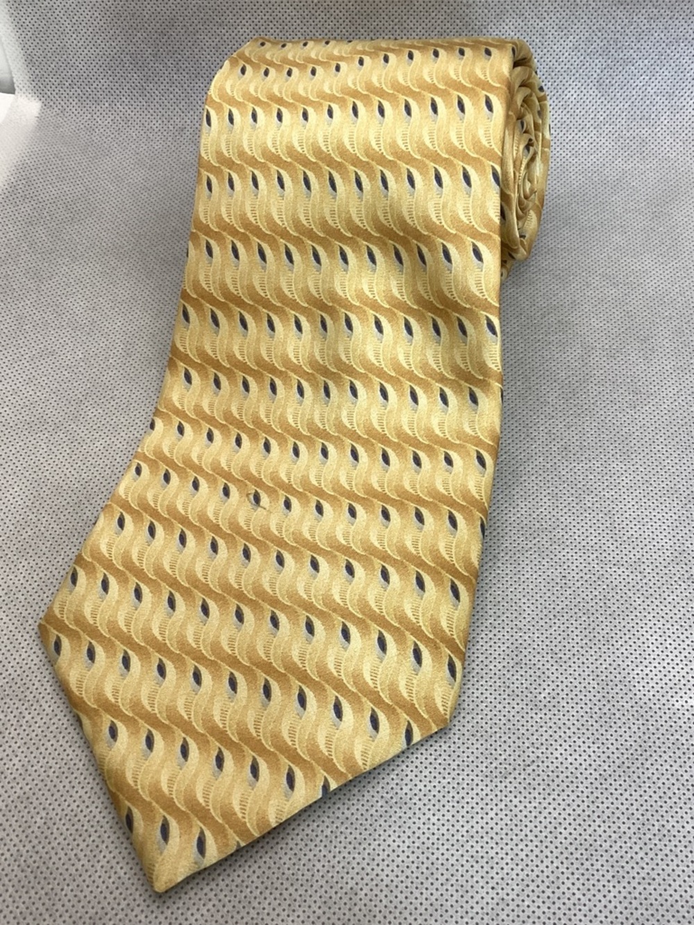 Bill Blass Neo Silk Tie Gold Geometric Pattern 100% Silk Classic Mens